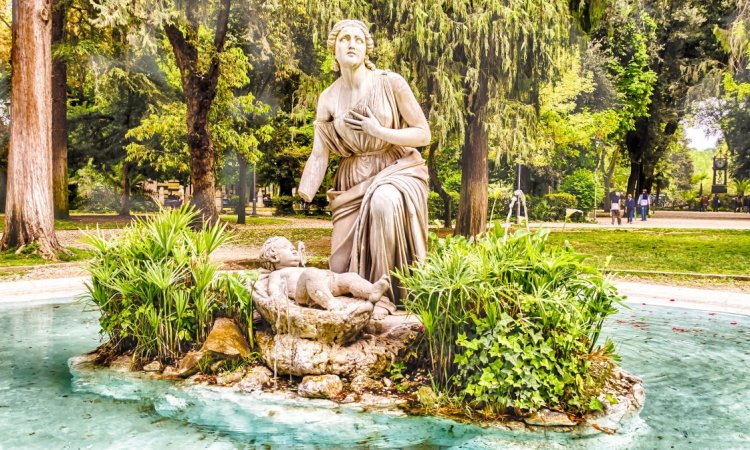 fountain Villa Borghese, Rome. Keeping cool in Rome